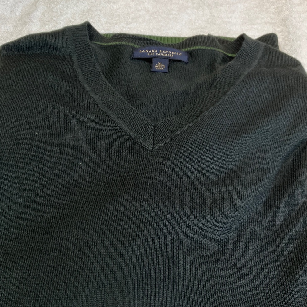Banana Republic Men's Forest Green V-Neck Sweater